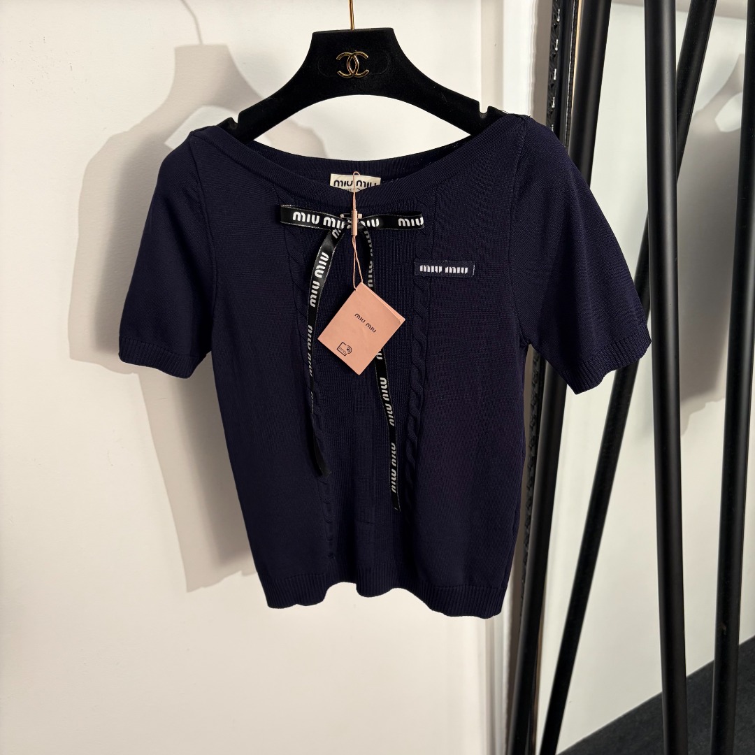 NO:755537,Model No. 20261700 Miumi* new style collar logo letter bow short-sleeved sweater top, blue, pink, yellow, [one size fits all bust 72, sleeve length 22, length 52; weight 0.170kg], Miumi-clothing, miumiu, T-shirt,19860909款号20261700 Miumi*新款 领标字母蝴蝶结短袖针织衫上衣,蓝色,粉色,黄色,【均码胸围72,袖长22,长52；重量0.170kg】,缪缪-服装,miumiu,T-shirt,,Women's clothing