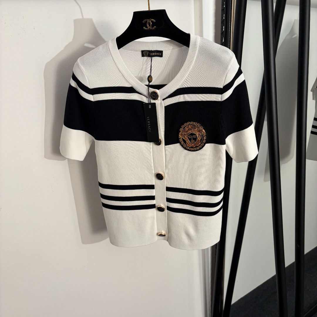 NO:755534,Model No. 20261702 Versac* new style sequin embroidered Medusa color-blocked short-sleeved knitted cardigan top, white, black, [one size fits all bust 80, sleeve length 24, length 54; weight 0.280kg], Versace-clothing,versace,versace,T-shirt,19860909款号20261702 Versac*新款 亮片刺绣美杜莎拼色短袖针织开衫 上衣,白色,黑色,【均码胸围80,袖长24,长54；重量0.280kg】,范思哲-服装,versace,versace,T-shirt,,Women's clothing