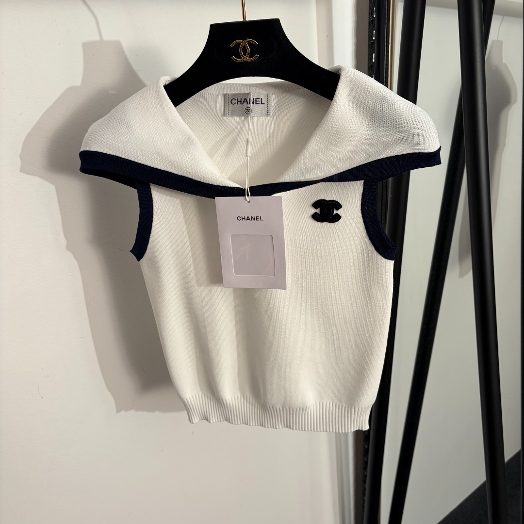 NO:755532,Model number 20261704 Chane* new logo embroidered patch lapel sleeveless knitted vest, white, blue, [One size fits all bust 68, length 43; weight 0.185kg], Chanel-clothing, chanel, chanel,19860909款号20261704 Chane*新款 logo刺绣贴布翻领无袖针织背心,白色,蓝色,【均码胸围68,长43；重量0.185kg】,香奈儿-服装,chanel,chanel,,Women's clothing