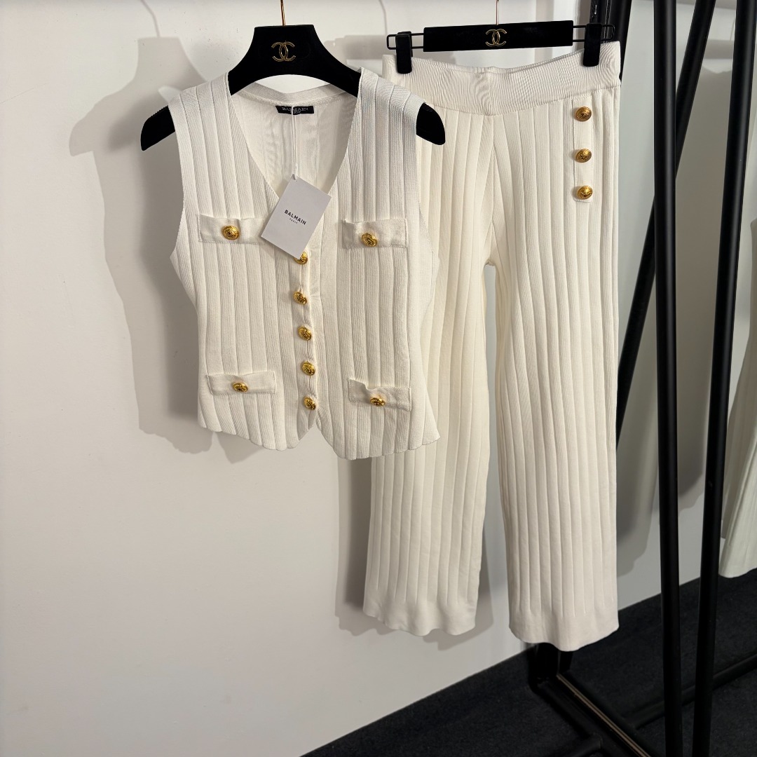 NO:755606,Model No. 20261634 Balmai* new suit, single-breasted V-neck knitted vest + pit striped trousers, white, black, brown, khaki, SML, [M size bust 78, length 46-53; waist 66 stretch, trouser length 100; weight 0.615kg], Balmai-clothing, balmain, balmain,19860909款号20261634 Balmai*新款套装,单排扣V领针织马甲背心+坑条纹长裤,白色,黑色,棕色,卡其色,SML,【M码胸围78,长46-53；腰围66弹力,裤长100；重量0.615kg】,巴尔曼-服装,balmain,balmain,,Women's clothing