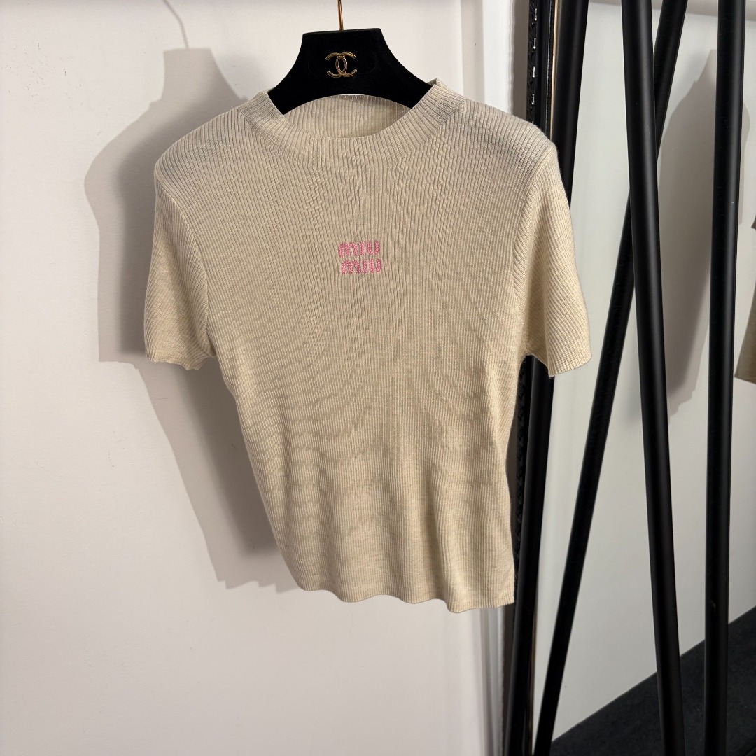 NO:755603,Model number 20261635 Miumi* new logo embroidered letters slim-fit short-sleeved wool sweater top, apricot, brown, 36 38 40, [36 size bust 76, sleeve length 19, length 54; weight 0.160kg], Miumi-clothing, miumiu, T-shirt,19860909款号20261635 Miumi*新款 logo刺绣字母修身短袖羊毛针织衫 上衣,杏色,咖啡色,36 38 40,【36码胸围76,袖长19,长54；重量0.160kg】,缪缪-服装,miumiu,T-shirt,,Women's clothing