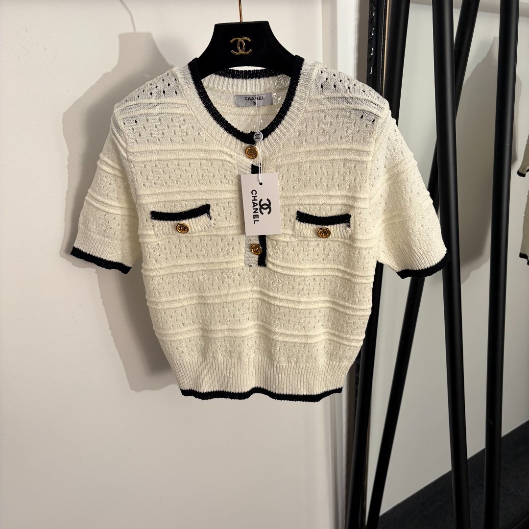 NO:755600,Model number 20261636 Chane* new style small fragrant button hollow short-sleeved sweater top, off-white, pink, black, [one size fits all bust 82, sleeve length 24, length 49; weight 0.260kg], Chanel-clothing, chanel, chanel, T-shirt,19860909款号20261636 Chane*新款 小香纽扣镂空短袖针织衫上衣,米白色,粉色,黑色,【均码胸围82,袖长24,长49；重量0.260kg】,香奈儿-服装,chanel,chanel,T-shirt,,Women's clothing