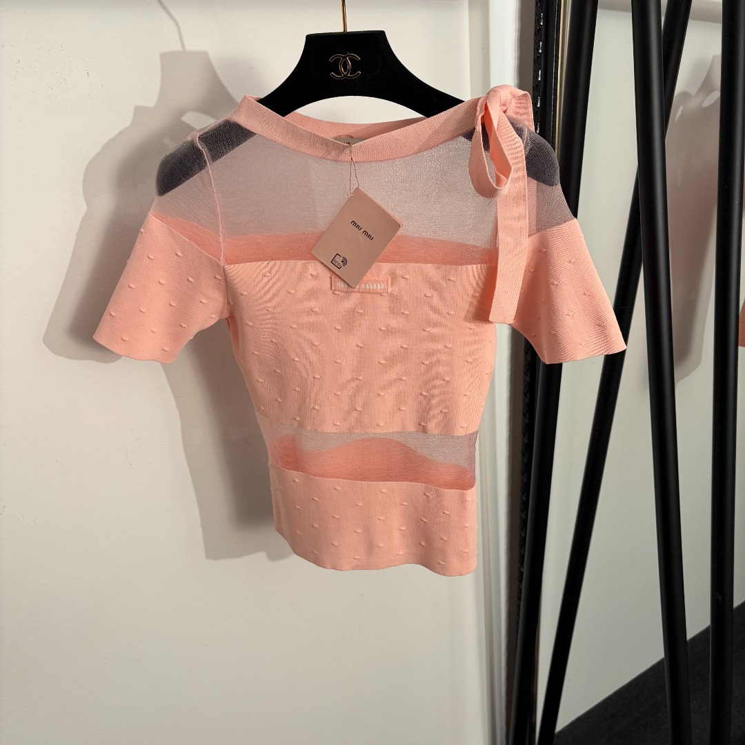 NO:755587,Model number 20261641 Miumi* new style collar lettering bow see-through splicing short-sleeved sweater top, pink, blue, yellow, [one size fits all bust 64, sleeve length 22, length 49; weight 0.150kg], Miumi-clothing, miumiu, T-shirt,19860909款号20261641 Miumi*新款 领标字母 蝴蝶结透视拼接短袖针织衫上衣,粉色,蓝色,黄色,【均码胸围64,袖长22,长49；重量0.150kg】,缪缪-服装,miumiu,T-shirt,,Women's clothing