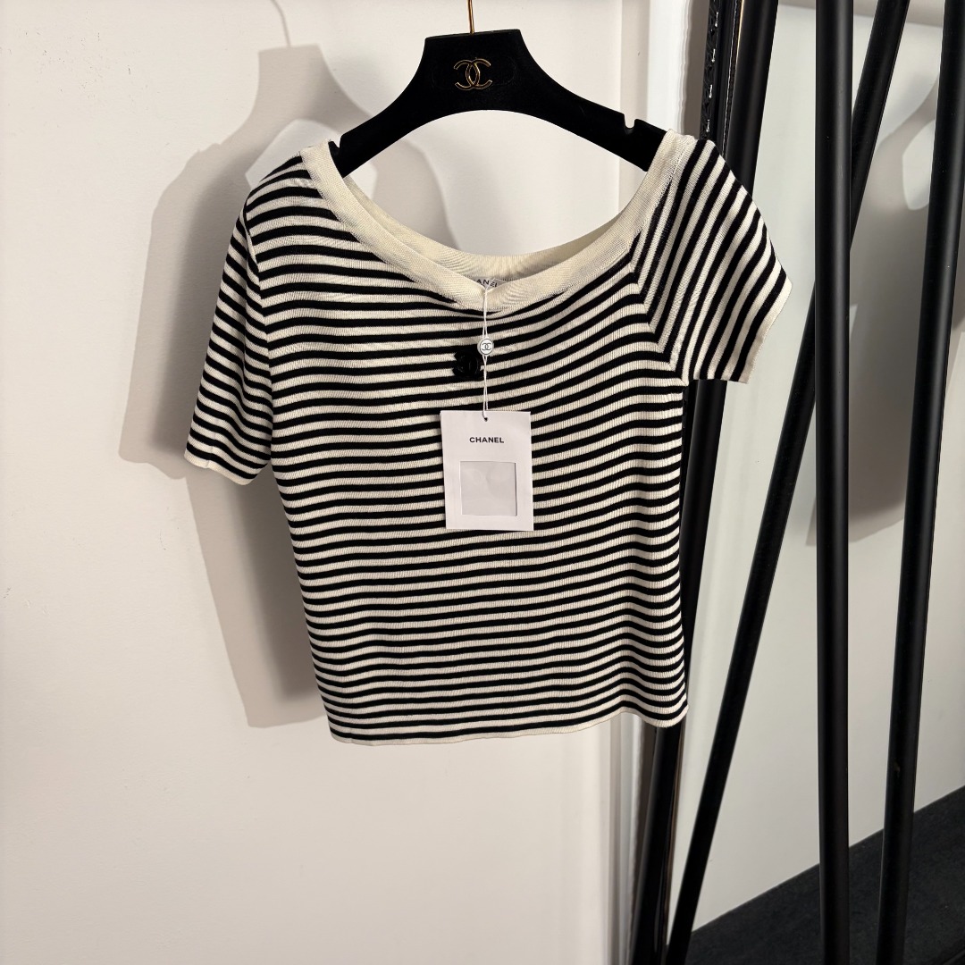 NO:755578,Model No. 20261646 Chane* new style Xiaoxiang logo embroidered patch oblique shoulder striped short-sleeved T-shirt, white, black, [one size fits all bust 80, sleeve length 21, length 54; weight 0.145kg], Chanel - clothing, chanel, chanel, T-shirt, tees, t-shirt,19860909款号20261646 Chane*新款 小香logo刺绣贴布斜肩条纹短袖T恤,白色,黑色,【均码胸围80,袖长21,长54；重量0.145kg】,香奈儿-服装,chanel,chanel,T-shirt,tees，t-shirt,,Women's clothing