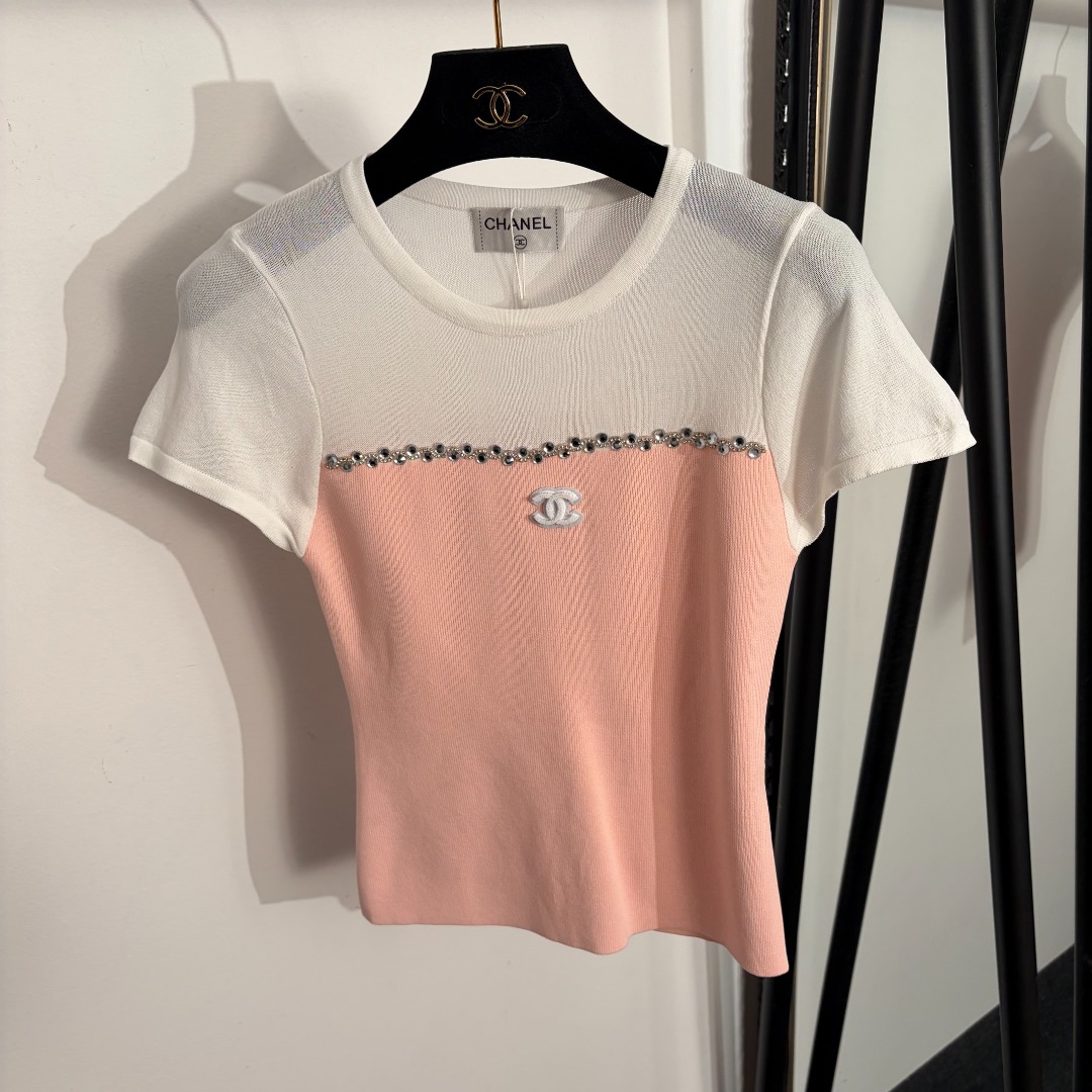 NO:755580,Model No. 20261647 Chane* new style hot diamond logo embroidered patch color block slim short-sleeved sweater top, pink, yellow, blue, [one size fits all bust 66, sleeve length 14, length 51; weight 0.165kg], Chanel-clothing, chanel, chanel, T-shirt,19860909款号20261647 Chane*新款 烫钻logo刺绣贴布 拼色修身短袖针织衫 上衣,粉色,黄色,蓝色,【均码胸围66,袖长14,长51；重量0.165kg】,香奈儿-服装,chanel,chanel,T-shirt,,Women's clothing