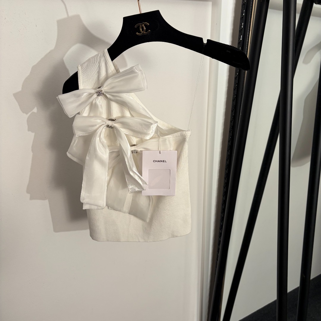 NO:779336,Model No. 20262281 Chane's latest style bow-decorated off-shoulder knitted vest, white, black, [One size fits all bust 62, length 44; weight 0.125kg], Chanel - Clothing, chanel, chanel,19860909款号20262281 Chane*新款 蝴蝶结装饰斜肩针织背心,白色,黑色,【均码胸围62,长44；重量0.125kg】,香奈儿-服装,chanel,chanel,,Women's clothing
