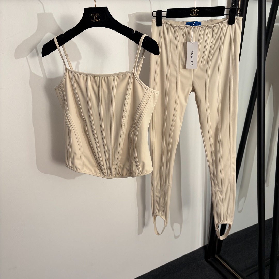 NO:779144,Model No. 20262509 Mugler's latest suit, herringbone striped slim camisole + elastic slim leggings, leggings, apricot, purple, dark brown, black, S-XXL, [M size chest 80, length 37; weight 0.165kg; waist 64 elastic, pants length 99; weight 0.270kg], women's clothing,19860909款号20262509 Mugler*新款套装,鱼骨条纹修身吊带背心+弹力修身打底裤 踩脚裤,杏色,紫红色,深咖色,黑色,S-XXL,【M码胸围80,长37；重量0.165kg；腰围64弹力,裤长99；重量0.270kg】,女装,,Women's clothing