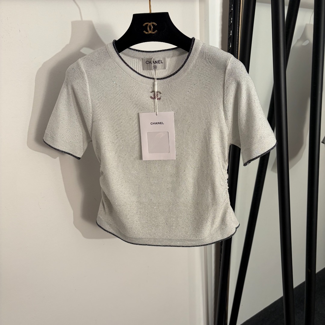 NO:779339,Model No. 20262282 Chane*new style Xiaoxiang logo bright silk blended slim-fitting short-sleeved sweater top, white, gray, [One size fits all bust 70, sleeve length 21, length 47; weight 0.125kg], Chanel-clothing, chanel, chanel, T-shirt,19860909款号20262282 Chane*新款 小香logo亮丝混纺修身短袖针织衫上衣,白色,灰色,【均码胸围70,袖长21,长47；重量0.125kg】,香奈儿-服装,chanel,chanel,T-shirt,,Women's clothing