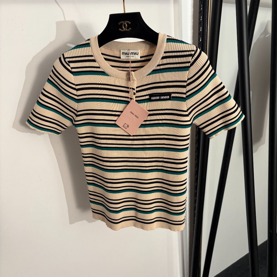 NO:779246,Model No. 20262283 Miumi* new style collared letter striped short-sleeved sweater top, apricot, black, [one size fits all bust 68, sleeve length 21, length 52; weight 0.220kg], Miumi-clothing, miumiu, T-shirt,19860909款号20262283 Miumi*新款 领标字母条纹短袖针织衫上衣,杏色,黑色,【均码胸围68,袖长21,长52；重量0.220kg】,缪缪-服装,miumiu,T-shirt,,Women's clothing