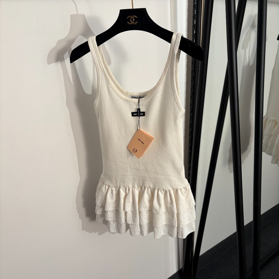 NO:779168,Model No. 20262508 Miumi* new style collar letter patch, ruffled hem, slim fit knitted camisole top, white, black, SML, [Size bust 64, length 66; weight 0.220kg], Miumi-clothing, miumiu,19860909款号20262508 Miumi*新款 领标字母贴布 荷叶边下摆修身针织吊带背心上衣,白色,黑色,SML,【S码胸围64,长66；重量0.220kg】,缪缪-服装,miumiu,,Women's clothing