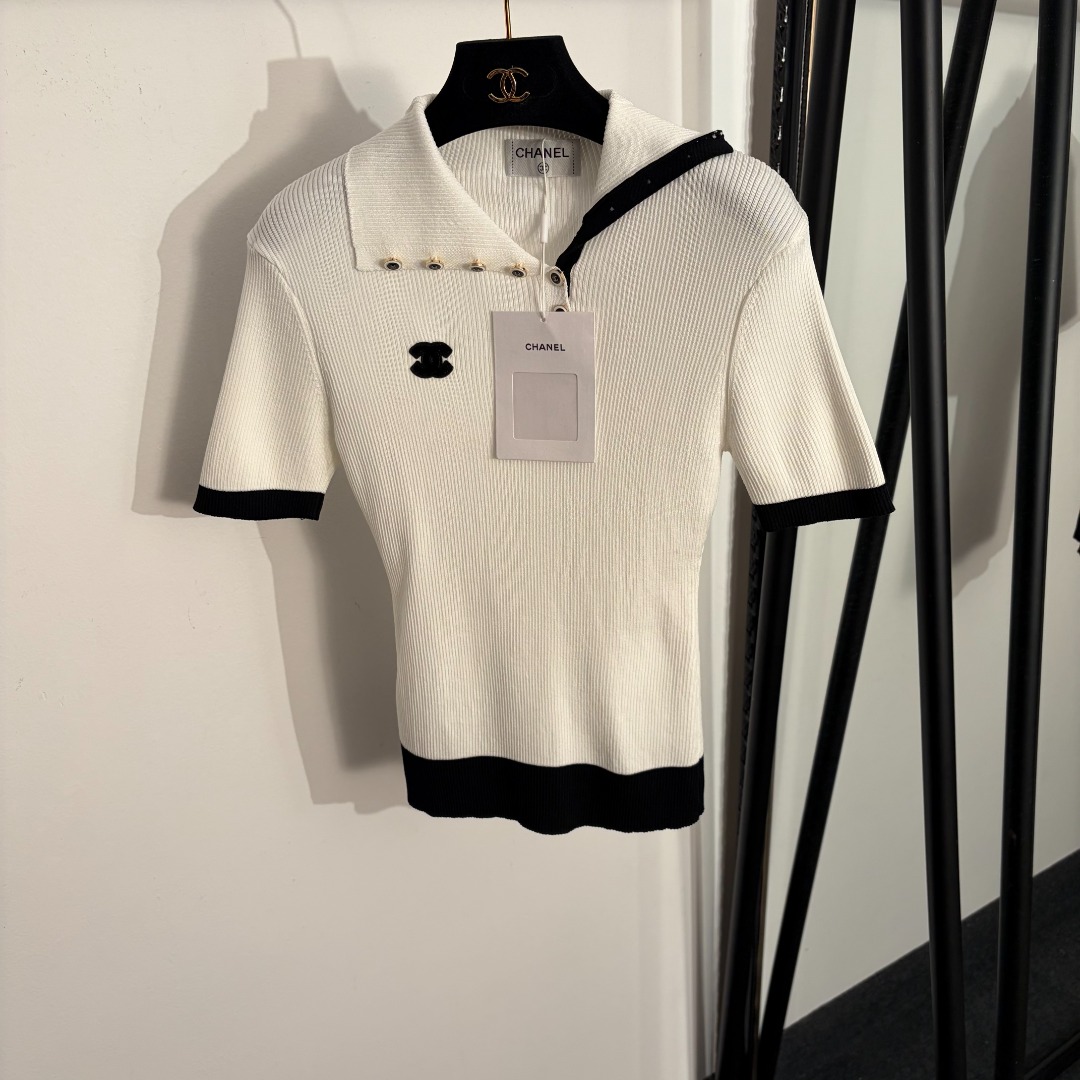 NO:779318,Model number 20262284 Chane* new style Xiaoxiang logo embroidered patch half-buttoned lapel short-sleeved sweater top, white, pink, yellow, black, [one size fits all bust 64, sleeve length 20, length 55; weight 0.200kg], Chanel-clothing, chanel, chanel, T-shirt,19860909款号20262284 Chane*新款 小香logo刺绣贴布 半开扣翻领短袖针织衫上衣,白色,粉色,黄色,黑色,【均码胸围64,袖长20,长55；重量0.200kg】,香奈儿-服装,chanel,chanel,T-shirt,,Women's clothing