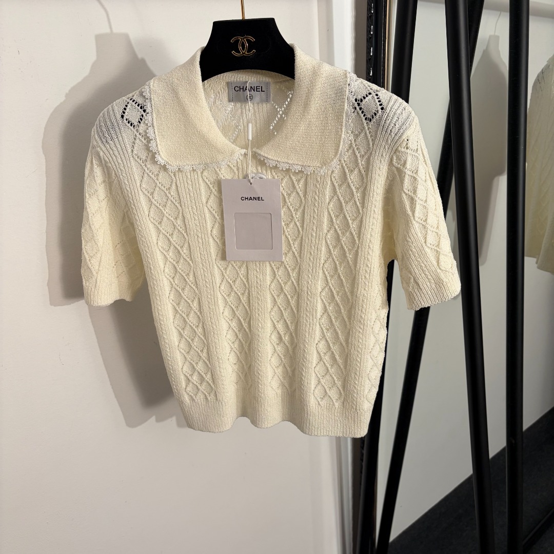 NO:779323,Model No. 20262285 Chane* new style Xiaoxiang logo embroidered patch lace lapel hollow short-sleeved sweater top, off-white, khaki, pink, yellow, [one size fits all bust 82, sleeve length 22, length 47; weight 0.270kg], Chanel-clothing, chanel, chanel, T-shirt,19860909款号20262285 Chane*新款 小香logo刺绣贴布 蕾丝翻领镂空短袖针织衫上衣,米白色,卡其色,粉色,黄色,【均码胸围82,袖长22,长47；重量0.270kg】,香奈儿-服装,chanel,chanel,T-shirt,,Women's clothing