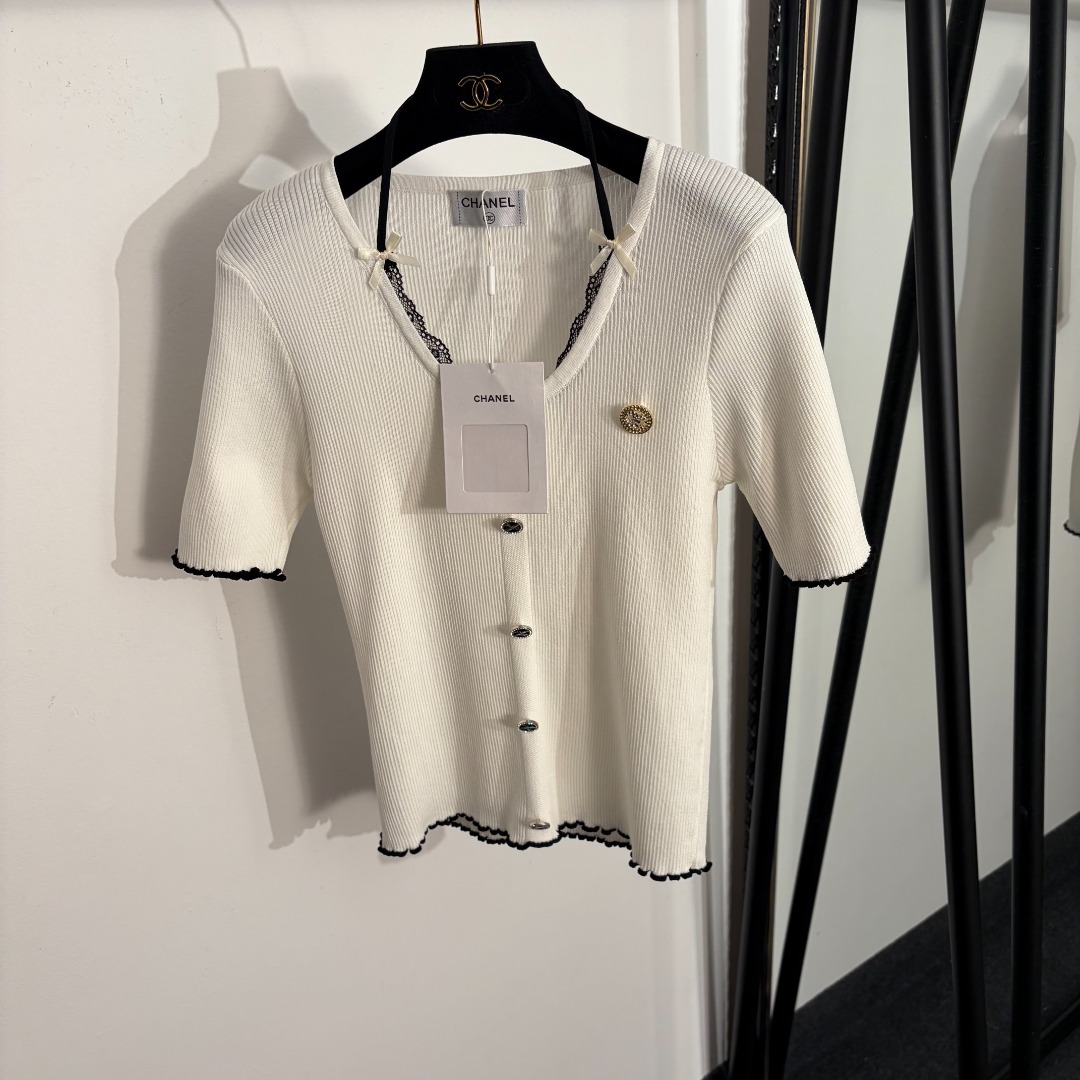 NO:779331,Model number 20262287 Chane* new style small fragrant button V-neck short-sleeved sweater top, white, pink, yellow, black, [one size fits all bust 70, sleeve length 23, length 55; weight 0.230kg], Chanel-clothing, chanel, chanel, T-shirt,19860909款号20262287 Chane*新款 小香纽扣V领短袖针织衫上衣,白色,粉色,黄色,黑色,【均码胸围70,袖长23,长55；重量0.230kg】,香奈儿-服装,chanel,chanel,T-shirt,,Women's clothing