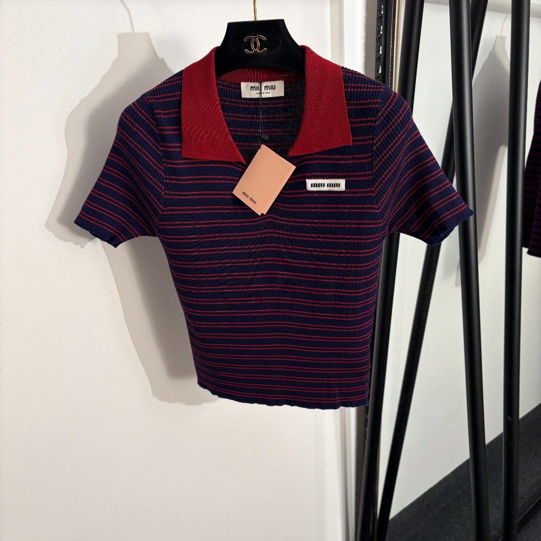 NO:779237,Model No. 20262216 Miumi* new collar label letters color block striped lapel short-sleeved wool blended sweater top, navy blue, off-white, 36 38 40, [38 size chest 74, sleeve length 20, length 50; weight 0.170kg], Miumiu-clothing, miumiu, T-shirt,19860909款号20262216 Miumi*新款 领标字母 拼色条纹翻领短袖羊毛混纺针织衫 上衣,藏蓝色,米白色,36 38 40,【38码胸围74,袖长20,长50；重量0.170kg】,缪缪-服装,miumiu,T-shirt,,Women's clothing