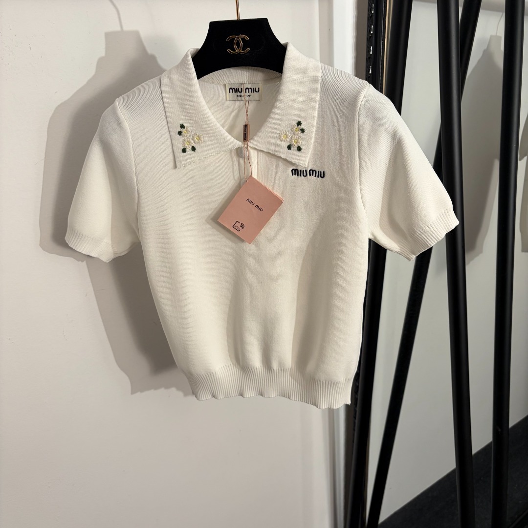 NO:779241,Model number 20262217 Miumi* new logo letter embroidered flower lapel short-sleeved sweater top, white, pink, yellow, navy blue, [one size fits all bust 78, sleeve length 21, length 48; weight 0.235kg], Miumi-clothing, miumiu, T-shirt,19860909款号20262217 Miumi*新款logo字母刺绣花朵翻领短袖针织衫上衣,白色,粉色,黄色,藏蓝色,【均码胸围78,袖长21,长48；重量0.235kg】,缪缪-服装,miumiu,T-shirt,,Women's clothing