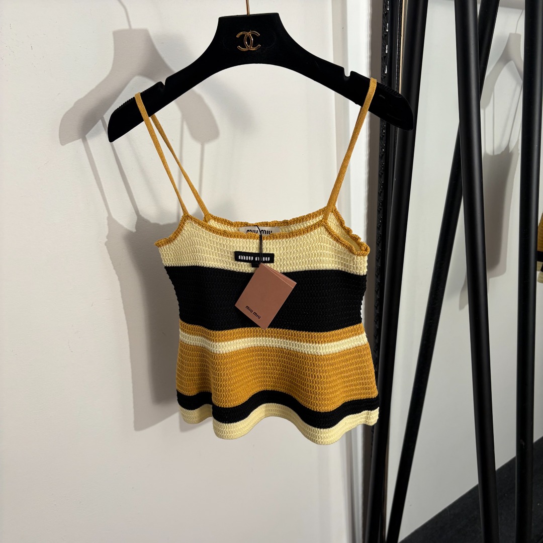 NO:779206,Model No. 20262225 Miumi* new style holiday style color block wool knitted camisole with collar lettering, yellow, blue, 36 38 40, [36 size chest 60, length 46; weight 0.140kg], Miumi-clothing, miumiu,19860909款号20262225 Miumi*新款 领标字母度假风拼色羊毛针织吊带背心,黄色,蓝色,36 38 40,【36码胸围60,长46；重量0.140kg】,缪缪-服装,miumiu,,Women's clothing