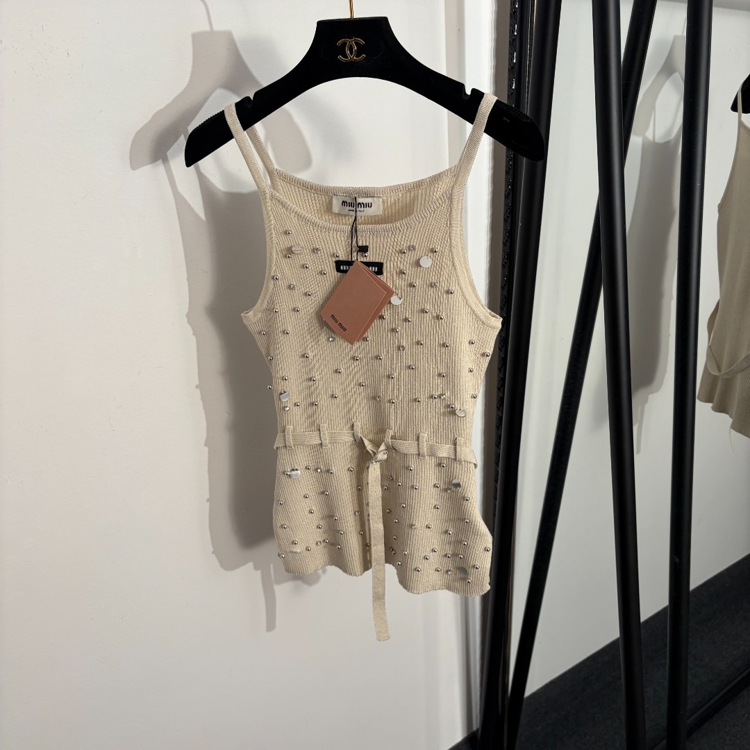 NO:779211,Model No. 20262228 Miumi* new style collar label letter heavy beaded wool knitted camisole, apricot, black, 36 38 40, [36 size chest 66, length 59; weight 0.190kg], Miumi-clothing, miumiu,19860909款号20262228 Miumi*新款 领标字母 重工钉珠羊毛针织吊带背心,杏色,黑色,36 38 40,【36码胸围66,长59；重量0.190kg】,缪缪-服装,miumiu,,Women's clothing