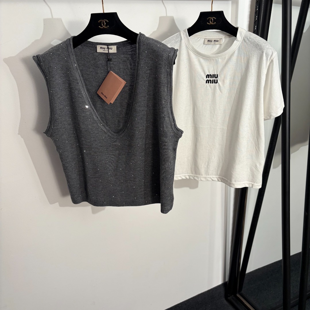 NO:779216,Model number 20262229 Miumi* new suit, hot diamond V-neck wool knitted vest + embroidered letter short-sleeved T-shirt, gray, 36 38 40, [36 size bust 100, length 50; shoulder width 41, chest 100, sleeve length 17, length 52; weight 0.285kg], Miumiu-clothing, miumiu, T-shirt, tees, t-shirt,19860909款号20262229 Miumi*新款套装,烫钻V领羊毛针织马甲+刺绣字母短袖T恤,灰色,36 38 40,【36码胸围100,长50；肩宽41,胸围100,袖长17,衣长52；重量0.285kg】,缪缪-服装,miumiu,T-shirt,tees，t-shirt,,Women's clothing