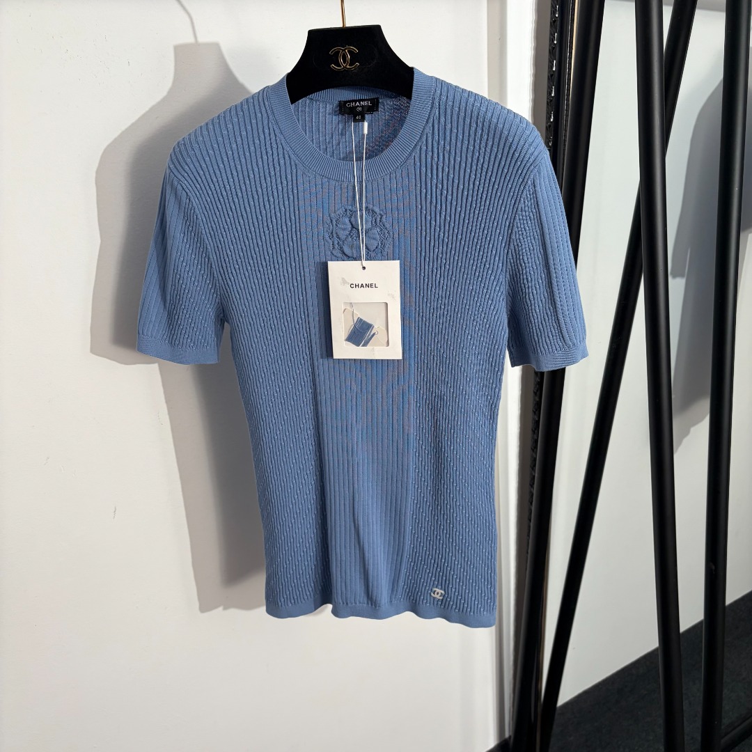 NO:779314,Model No. 20262234 Chane*new style Xiaoxiang logo camellia short-sleeved sweater, blue, 36 38 40, [40 size bust 70, sleeve length 21, length 63; weight 0.250kg], Chanel-clothing, chanel, chanel, T-shirt,19860909款号20262234 Chane*新款 小香logo山茶花短袖针织衫,蓝色,36 38 40,【40码胸围70,袖长21,长63；重量0.250kg】,香奈儿-服装,chanel,chanel,T-shirt,,Women's clothing