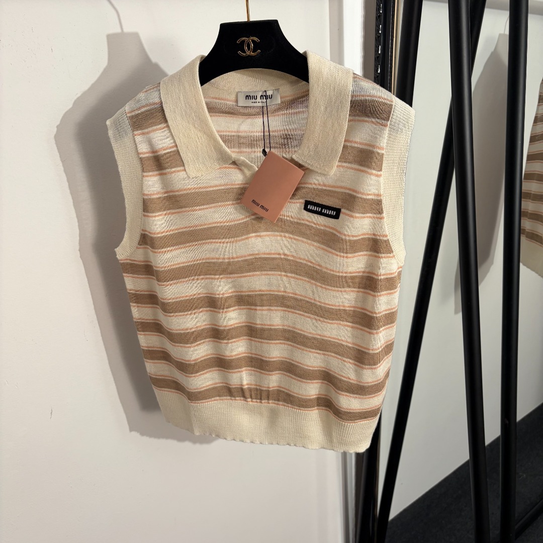 NO:779221,Model No. 20262235 Miumi* new collar label letters color block striped sleeveless lapel knitted vest, apricot, blue, 36 38 40, [38 size bust 92, length 53; weight 0.135kg], Miumi-clothing, miumiu,19860909款号20262235 Miumi*新款 领标字母 拼色条纹无袖翻领针织背心,杏色,蓝色,36 38 40,【38码胸围92,长53；重量0.135kg】,缪缪-服装,miumiu,,Women's clothing