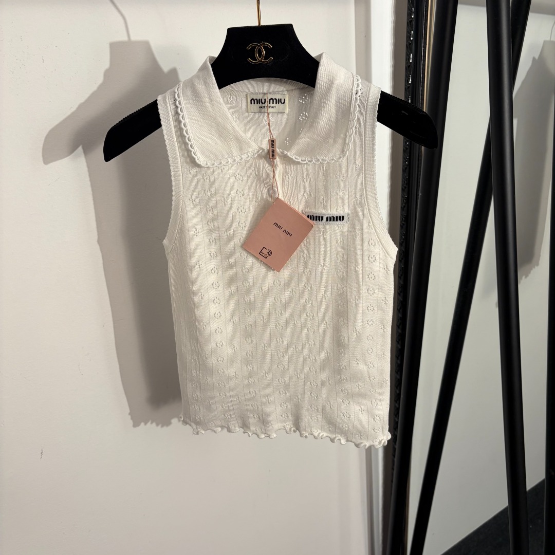 NO:779226,Model No. 20262237 Miumi* new style sleeveless lapel hollow knitted vest with letter collar, white, yellow, blue, [One size fits all, bust 64, length 48; weight 0.2120kg], Miumi-clothing, miumiu,19860909款号20262237 Miumi*新款 领标字母无袖翻领镂空针织背心,白色,黄色,蓝色,【均码胸围64,长48；重量0.2120kg】,缪缪-服装,miumiu,,Women's clothing