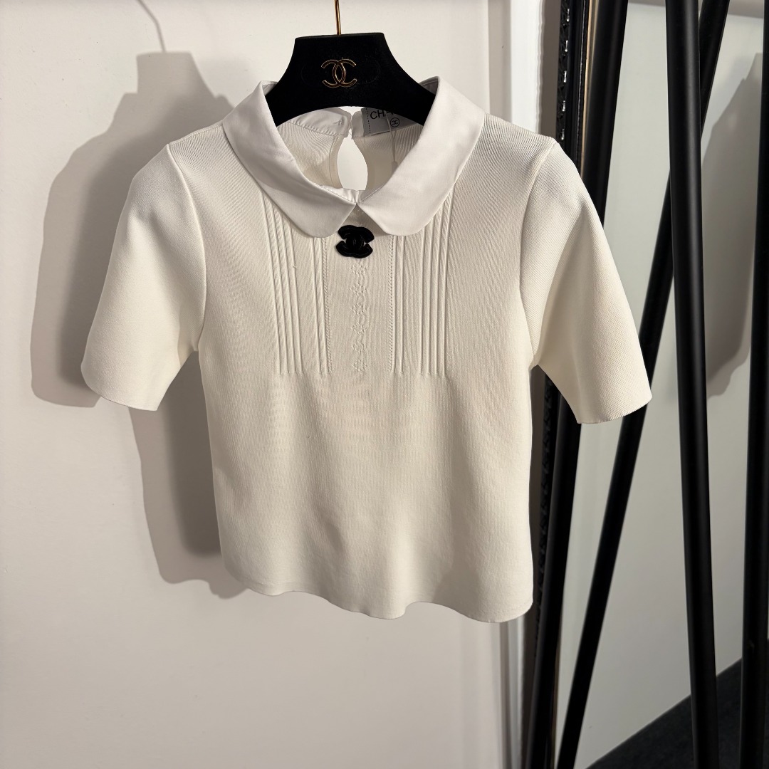 NO:779343,Model No. 20262239 Chane*new style Xiaoxiang logo embroidered patch doll collar short-sleeved sweater top, white, yellow, pink, [one size fits all bust 76, sleeve length 23, length 47; weight 0.235kg], Chanel-clothing, chanel, chanel, T-shirt,19860909款号20262239 Chane*新款 小香logo刺绣贴布娃娃领短袖针织衫上衣,白色,黄色,粉色,【均码胸围76,袖长23,长47；重量0.235kg】,香奈儿-服装,chanel,chanel,T-shirt,,Women's clothing