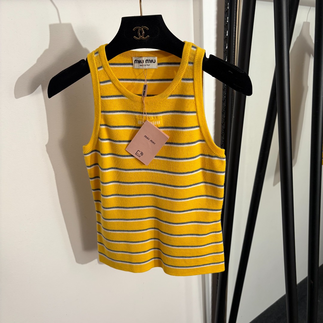 NO:779230,Model No. 20262240 Miumi* new style striped knitted vest with collar logo, yellow, red, [One size fits all, bust 66, length 48; weight 0.120kg], Miumi-clothing, miumiu,19860909款号20262240 Miumi*新款领标字母条纹针织背心,黄色,红色,【均码胸围66,长48；重量0.120kg】,缪缪-服装,miumiu,,Women's clothing