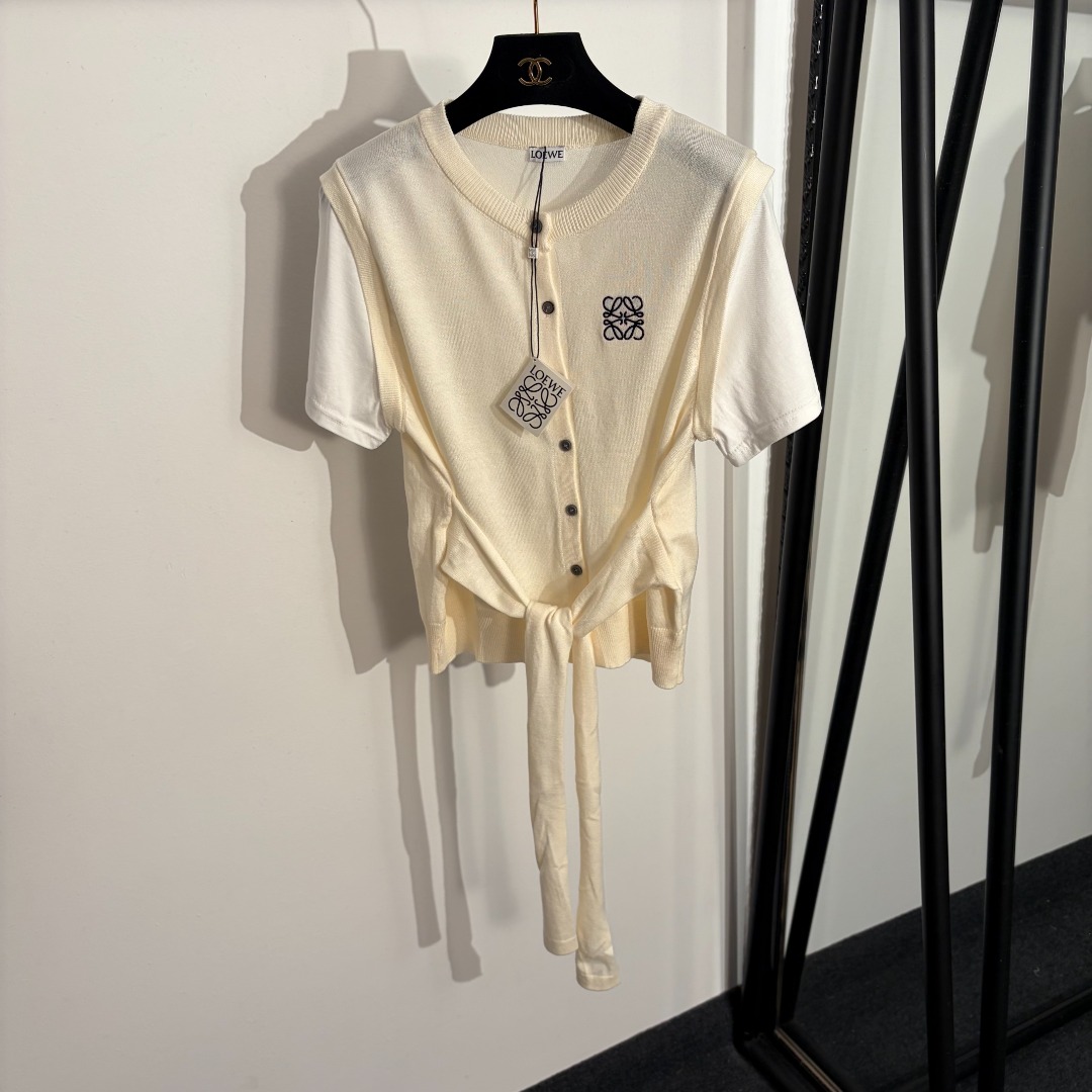 NO:779210,Model No. 20262245 Loew* new logo embroidered lace-up stitching fake two-piece short-sleeved knitted cardigan top, apricot, gray, SML, [S size bust 94, sleeve length 20, length 53; weight 0.200kg], Loew-clothing, loewe, loewe, T-shirt,19860909款号20262245 Loew*新款logo刺绣 系带拼接假两件短袖针织开衫 上衣,杏色,灰色,SML,【S码胸围94,袖长20,长53；重量0.200kg】,罗意威-服装,loewe,loewe,T-shirt,,Women's clothing
