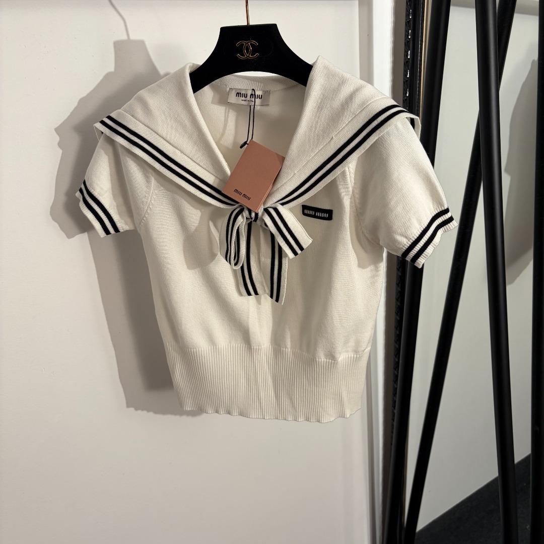 NO:779242,Model No. 20262246 Miumi* new style navy collar short-sleeved sweater top with collar lettering, white, blue, 36 38 40, [S size bust 94, sleeve length 20, length 53; weight 0.200kg], Miumi-clothing, miumiu, T-shirt,19860909款号20262246 Miumi*新款 领标字母学院风海军领短袖针织衫上衣,白色,蓝色,36 38 40,【S码胸围94,袖长20,长53；重量0.200kg】,缪缪-服装,miumiu,T-shirt,,Women's clothing