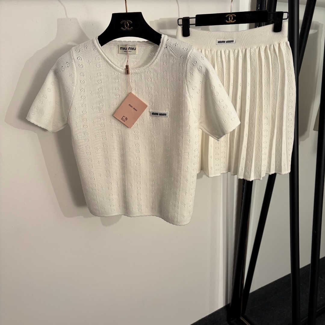 NO:779249,Model number 20262291 Miumi* new suit, hollow short-sleeved sweater top with collar lettering and pleated short skirt, white, yellow, purple, black, [one size fits all bust 80, sleeve length 22, length 50; waist 60 elastic, length 45; weight 0.535kg], Miumiu-clothing, miumiu, skirts, T-shirt,19860909款号20262291 Miumi*新款套装,领标字母镂空短袖针织衫上衣+百褶短半裙,白色,黄色,紫色,黑色,【均码胸围80,袖长22,长50；腰围60弹力,长45；重量0.535kg】,缪缪-服装,miumiu,skirts,T-shirt,,Women's clothing