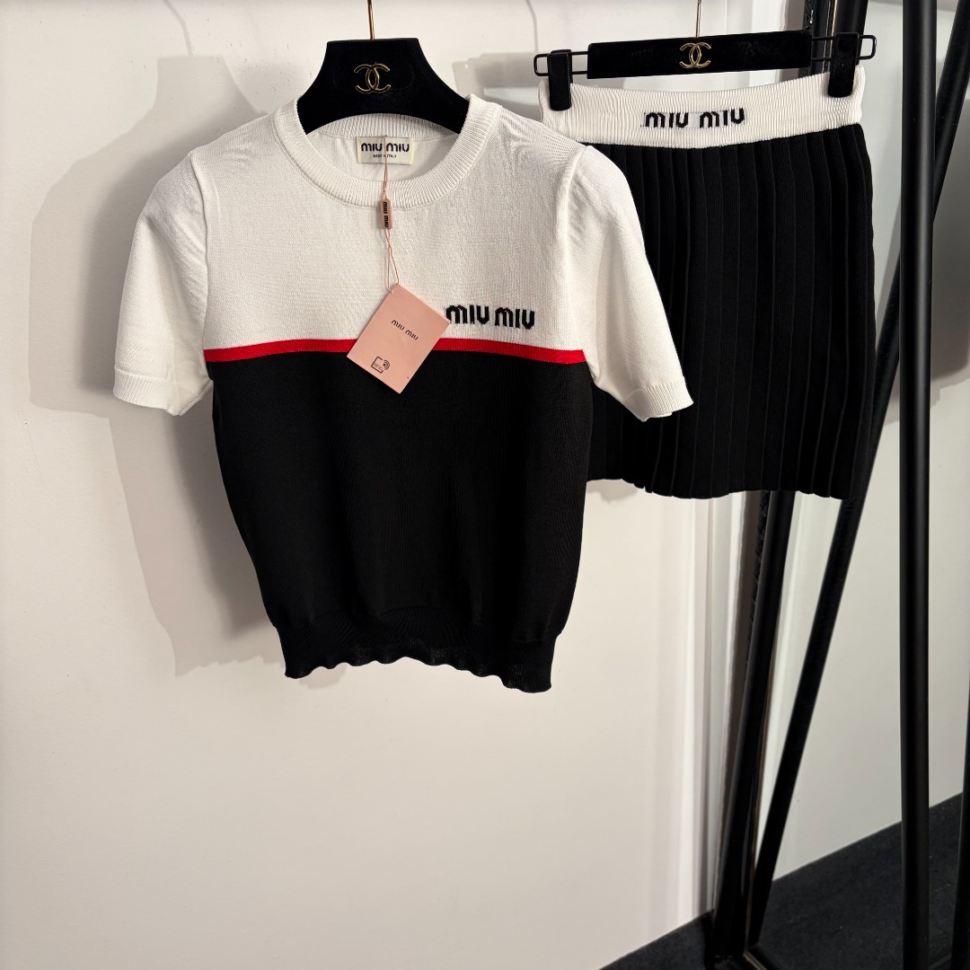 NO:779254,Model No. 20262292 Miumi* new set, logo lettering on the chest color-blocked short-sleeved sweater top + high-waisted short skirt, white, blue, [One size fits all bust 82, sleeve length 21, length 50; waist 54 elastic, length 41; weight 0.410kg], Miumiu-clothing, miumiu, skirts, T-shirt,19860909款号20262292 Miumi*新款套装,胸前logo字母拼色短袖针织衫上衣+高腰短半裙,白色,蓝色,【均码胸围82,袖长21,长50；腰围54弹力,长41；重量0.410kg】,缪缪-服装,miumiu,skirts,T-shirt,,Women's clothing