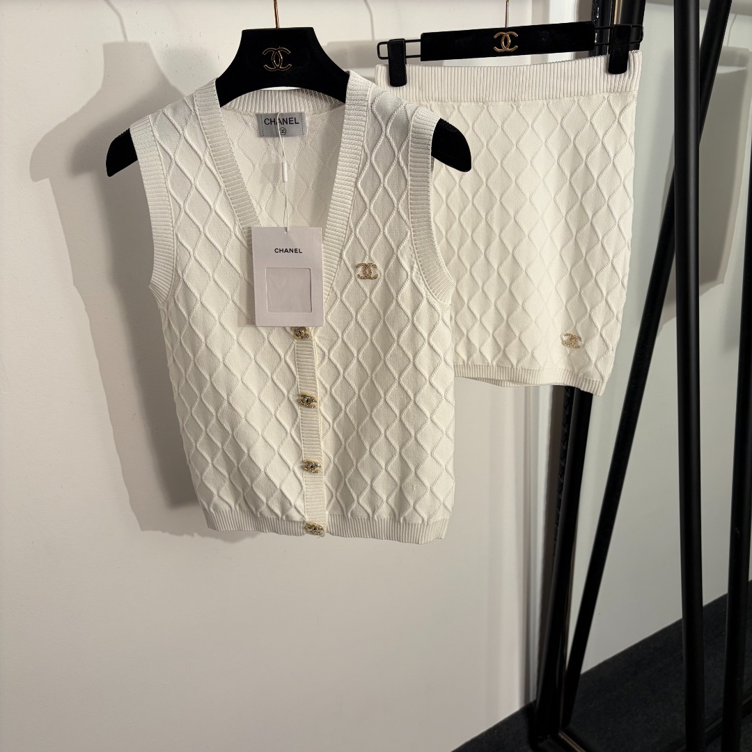 NO:779299,Model No. 20262293 Chane* new suit, Xiaoxiang logo diamond plaid V-neck knitted vest + knitted short skirt, white, black, [One size fits all bust 76, length 51; weight 0.150kg; waist 62 elastic, length 40; weight 0.120kg], Chanel-clothing, chanel, chanel, skirts,19860909款号20262293 Chane*新款套装,小香logo菱格子V领针织马甲背心+针织短半裙,白色,黑色,【均码胸围76,长51；重量0.150kg；腰围62弹力,长40；重量0.120kg】,香奈儿-服装,chanel,chanel,skirts,,Women's clothing