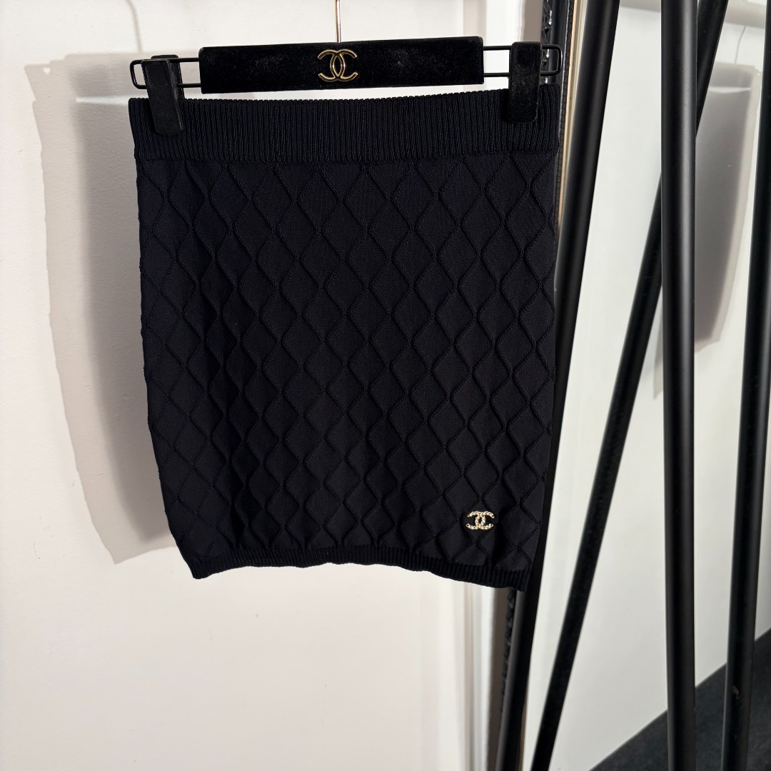 NO:779308,Model No. 20262295 Chane* new style Xiaoxiang logo diamond plaid knitted short skirt, white, black, [one size fits all waist 62 elastic, length 40; weight 0.kg], Chanel - clothing, chanel, chanel, skirts,19860909款号20262295 Chane*新款 小香logo菱格子针织短半裙,白色,黑色,【均码腰围62弹力,长40；重量0.kg】,香奈儿-服装,chanel,chanel,skirts,,Women's clothing
