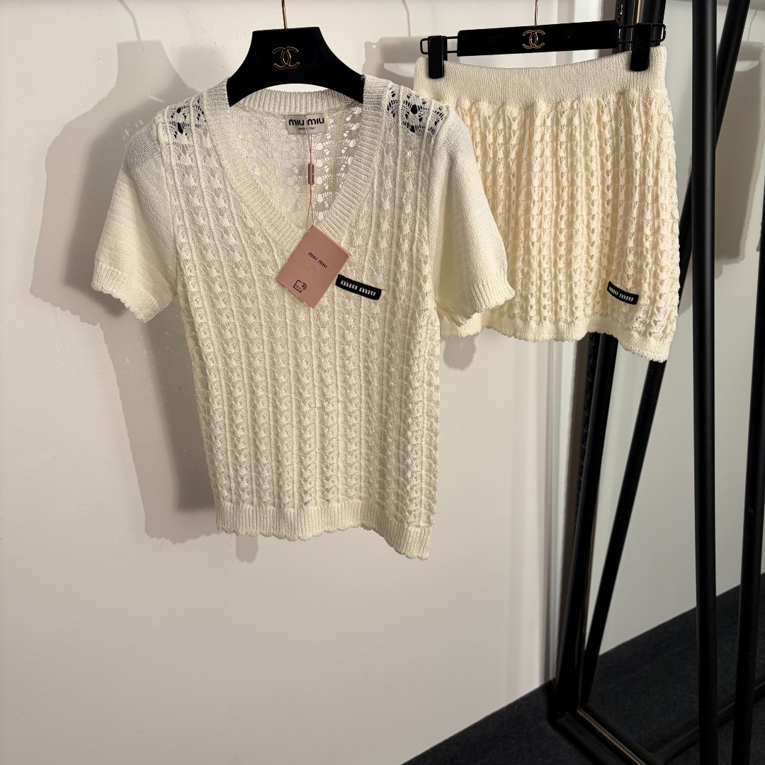NO:779259,Model No. 20262296 Miumi* new set, collar logo letter lace hollow V-neck short-sleeved sweater top + knitted short skirt, off-white, dark khaki, blue, [One size fits all bust 74, sleeve length 20, length 52; waist 62 elastic, length 34; weight 0.435kg], Miumiu-clothing, miumiu, skirts, T-shirt,19860909款号20262296 Miumi*新款套装,领标字母蕾丝镂空V领短袖针织衫上衣+针织短半裙,米白色,深卡其色,蓝色,【均码胸围74,袖长20,长52；腰围62弹力,长34；重量0.435kg】,缪缪-服装,miumiu,skirts,T-shirt,,Women's clothing