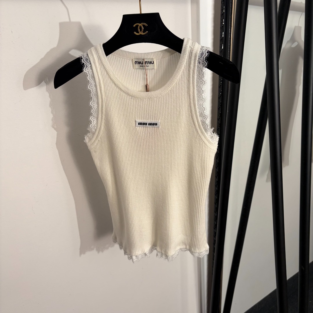 NO:779264,Model No. 20262298 Miumi* new style lace color-blocking knitted vest with collar lettering, off-white, gray, [One size fits all bust 66, length 49; weight 0.120kg], Miumi-clothing, miumiu,19860909款号20262298 Miumi*新款 领标字母蕾丝拼色针织背心,米白色,灰色,【均码胸围66,长49；重量0.120kg】,缪缪-服装,miumiu,,Women's clothing