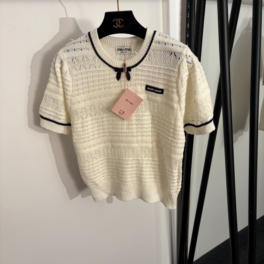NO:779269,Model No. 20262299 Miumi* new collar logo letter beaded bow hollow short-sleeved sweater top, off-white, yellow, pink, [One size fits all bust 84, sleeve length 22, length 49; weight 0.285kg], Miumi-clothing, miumiu, T-shirt,19860909款号20262299 Miumi*新款领标字母 钉珠蝴蝶结镂空短袖针织衫上衣,米白色,黄色,粉色,【均码胸围84,袖长22,长49；重量0.285kg】,缪缪-服装,miumiu,T-shirt,,Women's clothing