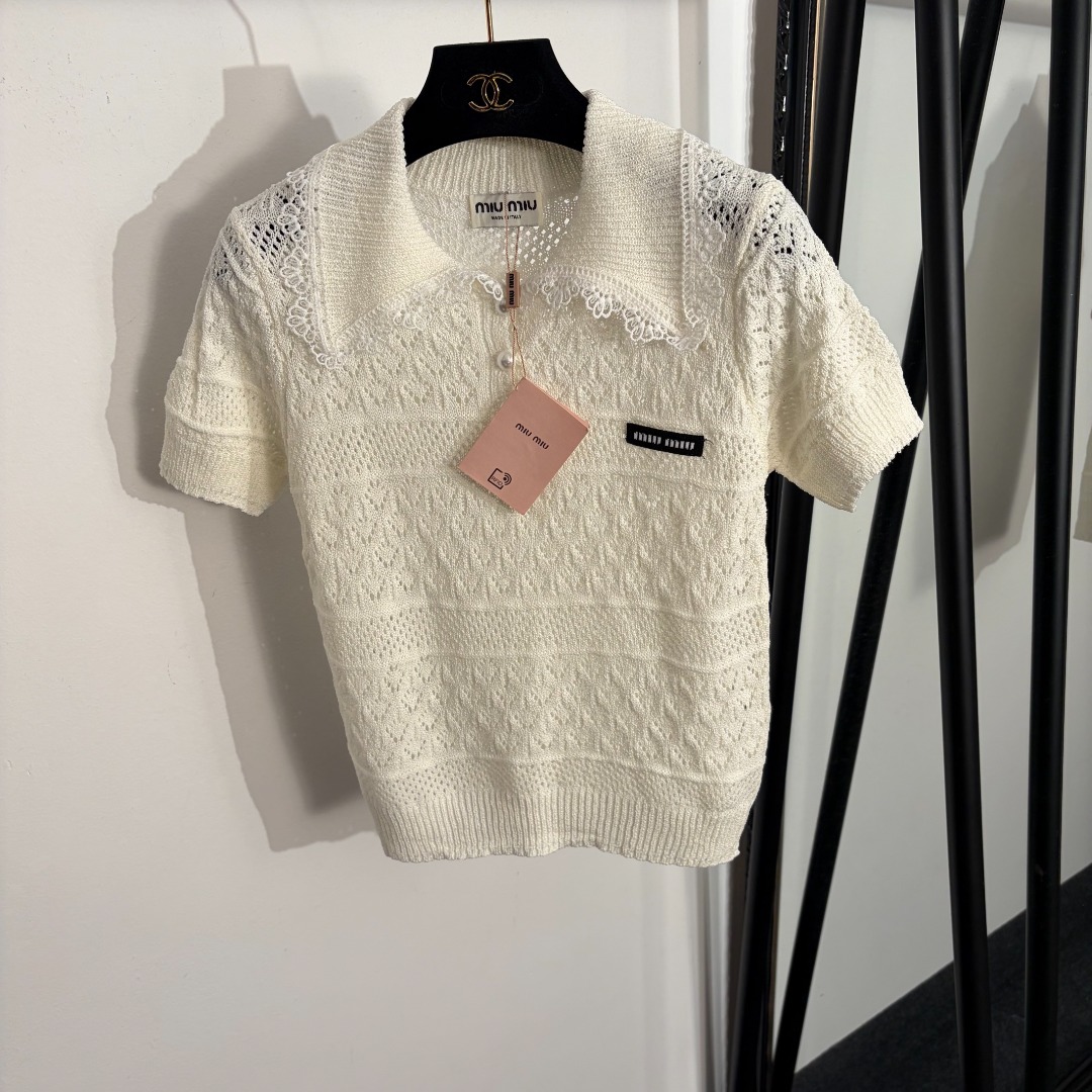 NO:779273,Model No. 20262300 Miumi* new collar logo letter lace lapel hollow short-sleeved sweater top, off-white, pink, yellow, black, [One size fits all bust 78, sleeve length 18, length 50; weight 0.210kg], Miumi-clothing, miumiu, T-shirt,19860909款号20262300 Miumi*新款领标字母 蕾丝翻领镂空短袖针织衫上衣,米白色,粉色,黄色,黑色,【均码胸围78,袖长18,长50；重量0.210kg】,缪缪-服装,miumiu,T-shirt,,Women's clothing
