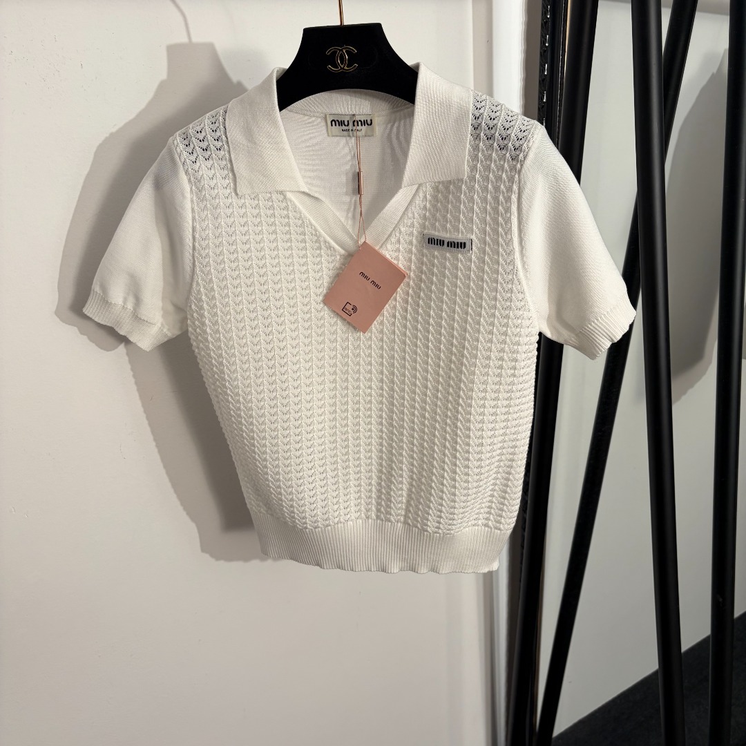 NO:779279,Model No. 20262304 Miumi* new style hollow lapel short-sleeved sweater top with collar lettering, white, pink, yellow, black, [One size fits all shoulder width 36, bust 82, sleeve length 20, length 51; weight 0.155kg], Miumi-clothing, miumiu, T-shirt,19860909款号20262304 Miumi*新款 领标字母镂空翻领短袖针织衫上衣,白色,粉色,黄色,黑色,【均码肩宽36,胸围,82,袖长20,长51；重量0.155kg】,缪缪-服装,miumiu,T-shirt,,Women's clothing