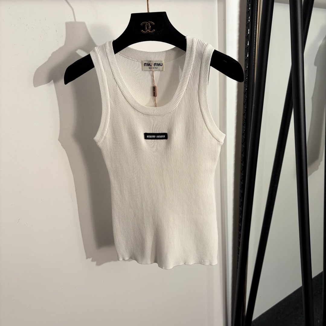 NO:779285,Model No. 20262306 Miumi* new style slim-fit knitted vest with collar lettering, white, gray, black, [One size fits all bust 62, length 53; weight 0.165kg], Miumi-clothing, miumiu,19860909款号20262306 Miumi*新款 领标字母修身针织背心,白色,灰色,黑色,【均码胸围62,长53；重量0.165kg】,缪缪-服装,miumiu,,Women's clothing