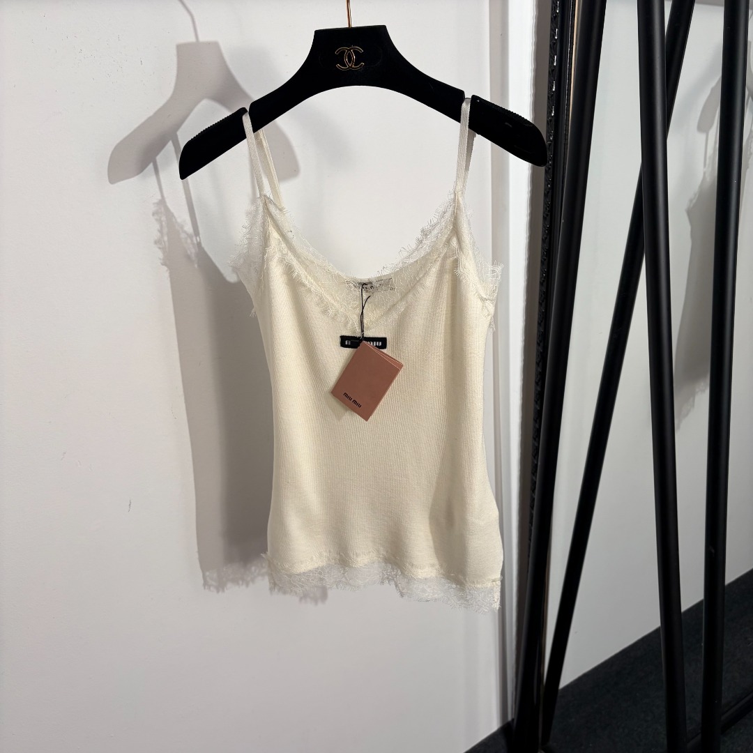 NO:779297,Model No. 20262310 Miumi* new style collar lettering lace stitching wool knitted camisole, off-white, black, 36 38 40, [36 size bust 70, length 47; weight 0.100kg], Miumi-clothing, miumiu,19860909款号20262310 Miumi*新款 领标字母 蕾丝拼接羊毛针织吊带背心,米白色,黑色,36 38 40,【36码胸围70,长47；重量0.100kg】,缪缪-服装,miumiu,,Women's clothing