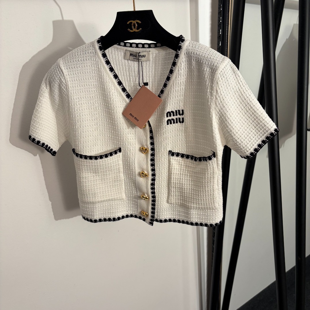 NO:779252,Model number 20262312 Miumi* new logo embroidered letters love button V-neck short-sleeved wool knitted cardigan top, white, black, 36 38 40, [size 38 shoulder width 36, chest 86, sleeve length 18, length 42; weight 0.165kg], Miumiu-clothing, miumiu, T-shirt,19860909款号20262312 Miumi*新款logo刺绣字母 爱心纽扣V领短袖羊毛针织开衫 上衣,白色,黑色,36 38 40,【38码肩宽36,胸围86,袖长18,长42；重量0.165kg】,缪缪-服装,miumiu,T-shirt,,Women's clothing