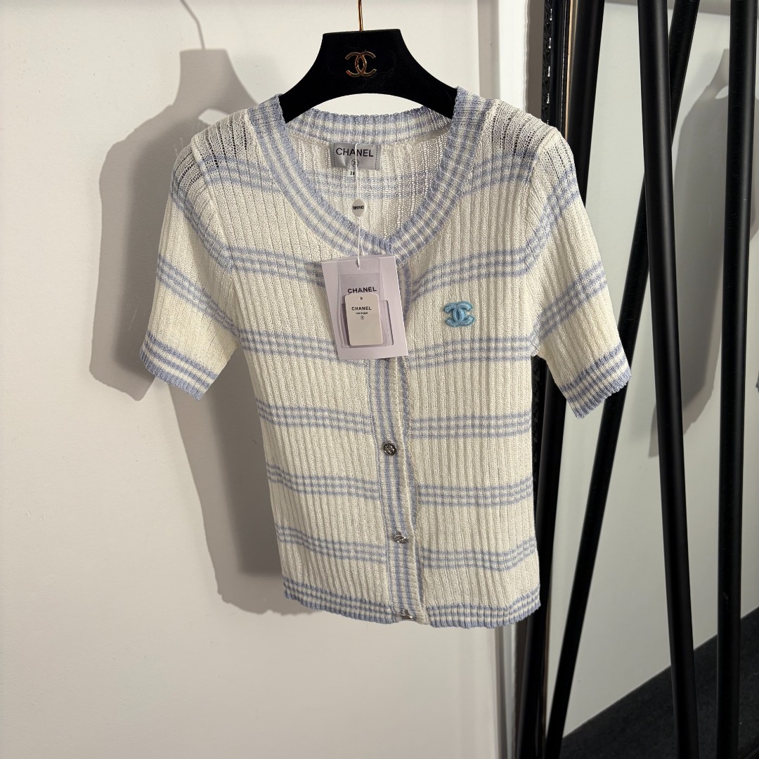 NO:779275,Model No. 20262313 Chane* new style Xiaoxiang logo embroidered patch striped short-sleeved wool knitted cardigan top, white, light blue, 36 38 40, [38 size bust 76, sleeve length 22, length 55; weight 0.200kg], Chanel-clothing, chanel, chanel, T-shirt,19860909款号20262313 Chane*新款 小香logo刺绣贴布条纹短袖羊毛针织开衫上衣,白色,浅蓝色,36 38 40,【38码胸围76,袖长22,长55；重量0.200kg】,香奈儿-服装,chanel,chanel,T-shirt,,Women's clothing