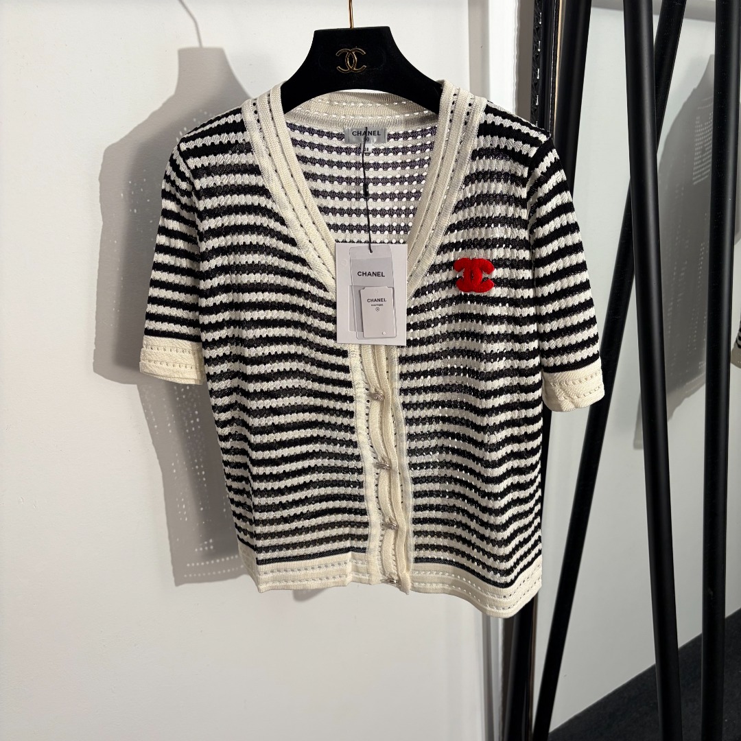NO:779281,Model number 20262314 Chane*new style Xiaoxiang plush logo color-blocking striped hollow V-neck short-sleeved knitted cardigan top, off-white, apricot, 36 38 40, [size 38 shoulder width 37, bust 94, sleeve length 23, length 52; weight 0.190kg], Chanel-clothing, chanel, chanel, T-shirt,19860909款号20262314 Chane*新款 小香毛绒logo拼色条纹镂空V领短袖针织开衫 上衣,米白色,杏色,36 38 40,【38码肩宽37,胸围94,袖长23,长52；重量0.190kg】,香奈儿-服装,chanel,chanel,T-shirt,,Women's clothing