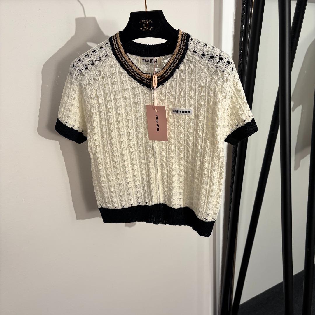 NO:779257,Model No. 20262335 Miumi* new style hollow short-sleeved knitted cardigan top with collar lettering, off-white, coffee, black, pink, apricot, khaki, [One size fits all bust 84, sleeve length 25, length 47; weight 0.225kg], Miumi-clothing, miumiu, T-shirt,19860909款号20262335 Miumi*新款 领标字母镂空短袖针织开衫上衣,米白色,咖色,黑色,粉色,杏色,卡其色,【均码胸围84,袖长25,长47；重量0.225kg】,缪缪-服装,miumiu,T-shirt,,Women's clothing