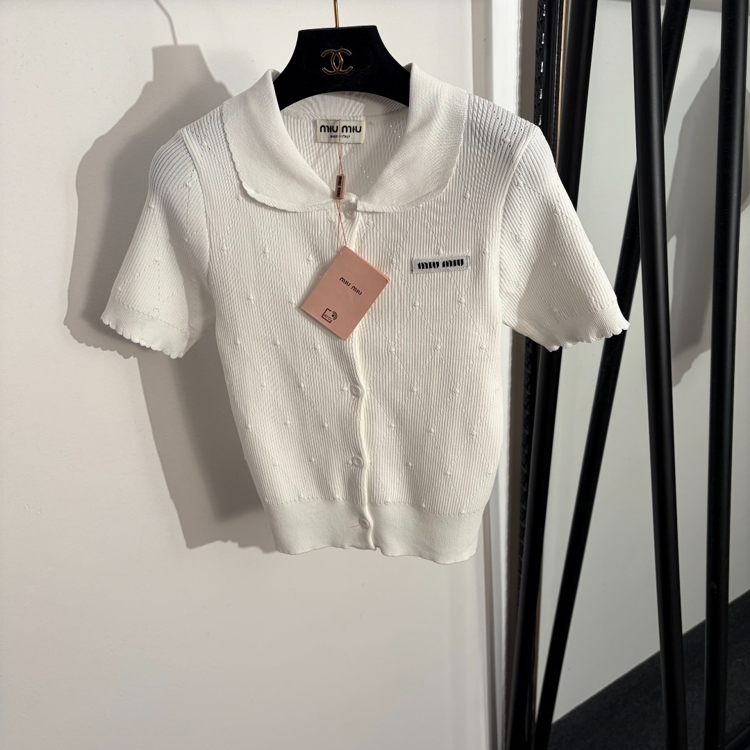 NO:779262,Model No. 20262336 Miumi* new style collar logo letters three-dimensional polka dot doll collar slim short-sleeved knitted cardigan top, white, pink, blue, black, SML, [M size bust 70, sleeve length 21, length 48; weight 0.235kg], Miumi-clothing, miumiu, T-shirt,19860909款号20262336 Miumi*新款 领标字母 立体波点娃娃领修身短袖针织开衫 上衣,白色,粉色,蓝色,黑色,SML,【M码胸围70,袖长21,长48；重量0.235kg】,缪缪-服装,miumiu,T-shirt,,Women's clothing