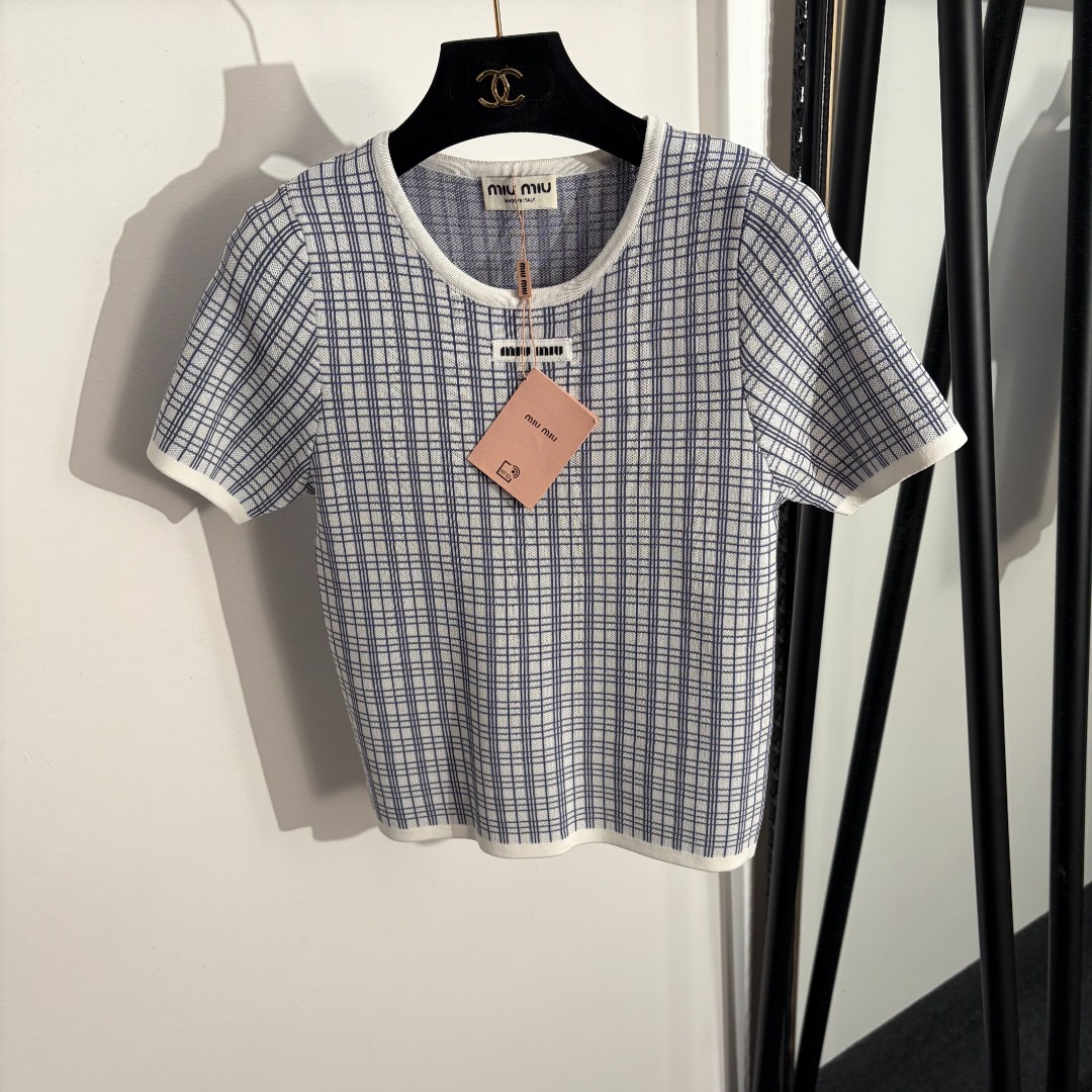 NO:779265,Model No. 20262337 Miumi* new style collared letter plaid short-sleeved sweater top, white, blue, SML, [M size bust 74, sleeve length 20, length 52; weight 0.200kg], Miumi-clothing, miumiu, T-shirt,19860909款号20262337 Miumi*新款 领标字母格子短袖针织衫 上衣,白色,蓝色,SML,【M码胸围74,袖长20,长52；重量0.200kg】,缪缪-服装,miumiu,T-shirt,,Women's clothing