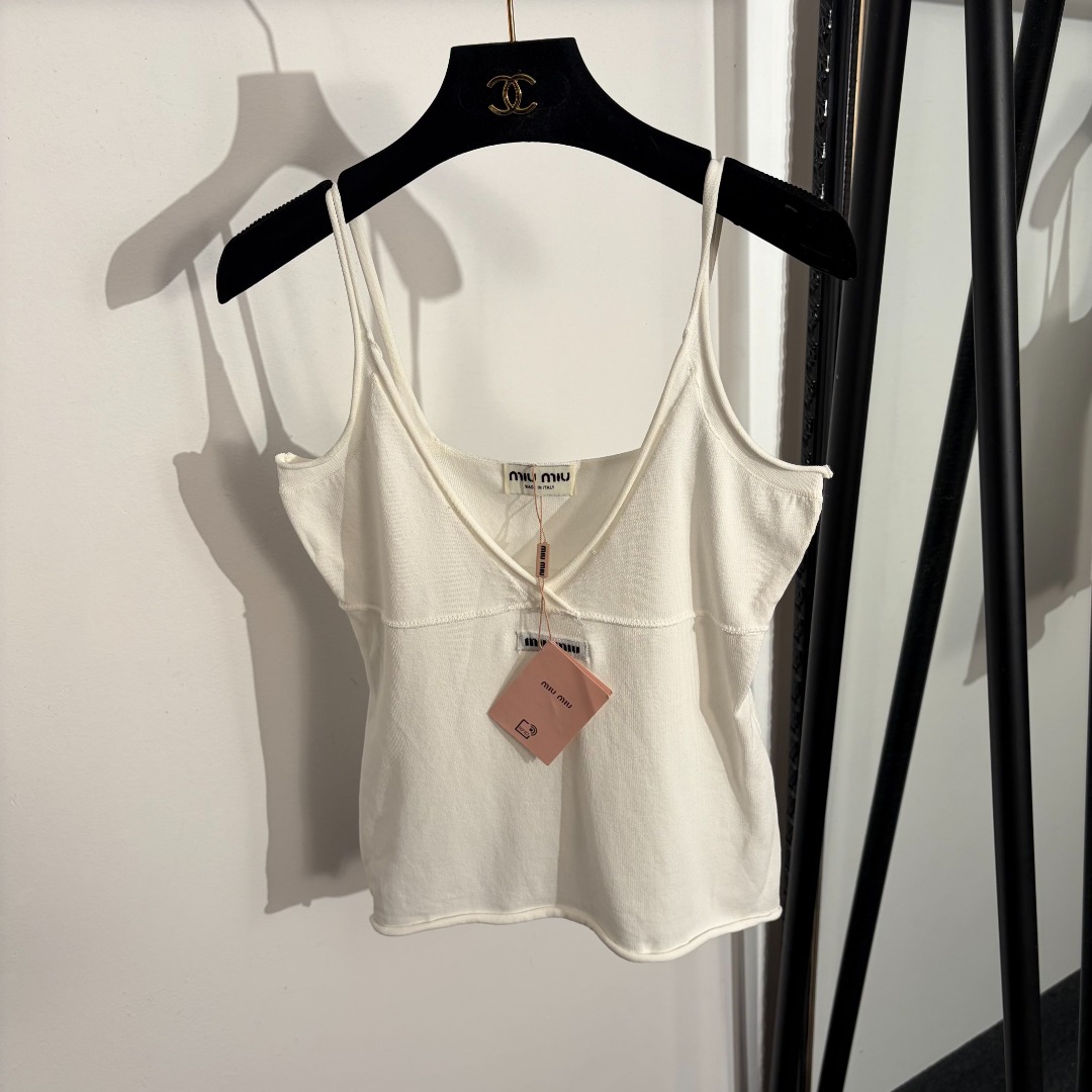 NO:779270,Model No. 20262339 Miumi*new style V-neck knitted camisole with collar lettering, white, navy blue, [One size fits all bust 76, length 51; weight 0.100kg], Miumi-clothing, miumiu,19860909款号20262339 Miumi*新款 领标字母V领针织吊带背心,白色,藏蓝色,【均码胸围76,长51；重量0.100kg】,缪缪-服装,miumiu,,Women's clothing
