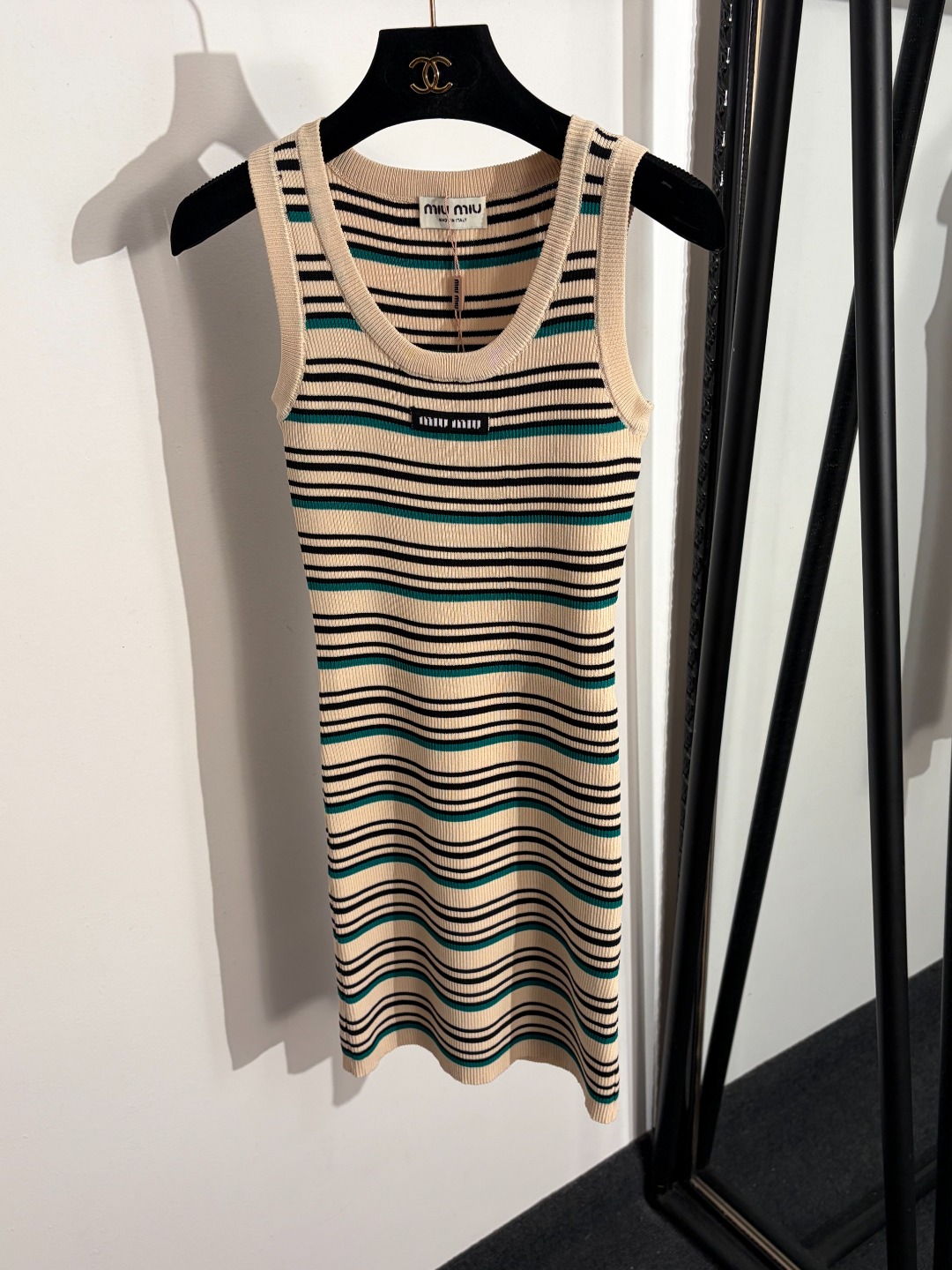 NO:779274,Model No. 20262342 Miumi*new model collar lettering color block striped knitted vest dress, apricot, black, SML, [M size bust 62, length 80; weight 0.240kg], Miumi-clothing, miumiu, skirts,19860909款号20262342 Miumi*新款 领标字母拼色条纹针织背心连衣裙,杏色,黑色,SML,【M码胸围62,长80；重量0.240kg】,缪缪-服装,miumiu,skirts,,Women's clothing