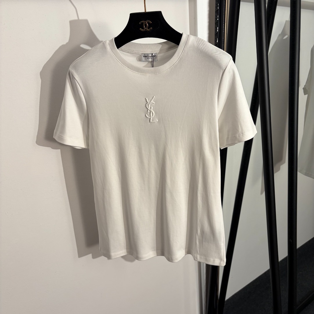 NO:858801,Model No. 20262374 YSL* new style short-sleeved T-shirt with three-dimensional logo letters on the chest, white, brown, black, SML, [M size shoulder width 38, chest 90, sleeve length 18, length 60; weight 0.160kg], Saint Laurent-clothing, saint laurent, saint laurent, T-shirt, tees, t-shirt,19860909款号20262374 YSL*新款 胸前立体logo字母短袖T恤,白色,咖色,黑色,SML,【M码肩宽38,胸围90,袖长18,长60；重量0.160kg】,圣罗兰-服装,saint laurent,saint laurent,T-shirt,tees，t-shirt,,Women's clothing