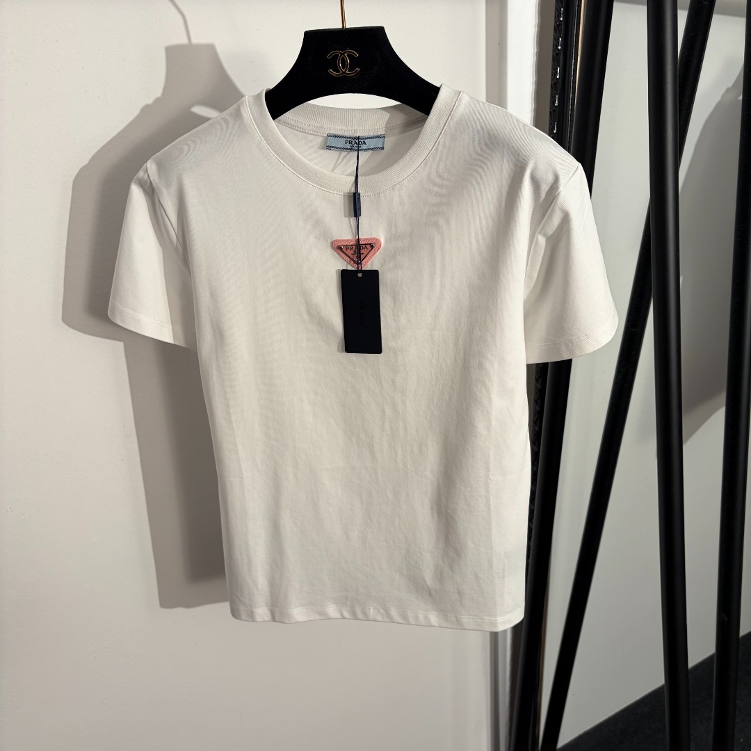 NO:933349,Model number 20262375 Prad* new logo triangle logo decorated slim short-sleeved T-shirt, white, brown, black, SML, [M size shoulder width 41, chest 88, sleeve length 15, length 56; weight 0.150kg], Prada - clothing, prada, prada, T-shirt, tees, t-shirt,19860909款号20262375 Prad*新款 logo三角标装饰修身短袖T恤,白色,咖色,黑色,SML,【M码肩宽41,胸围88,袖长15,长56；重量0.150kg】,普拉达-服装,prada,prada,T-shirt,tees，t-shirt,,Women's clothing